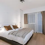 Modern And Spacious Design Apartment Nearby The Beach