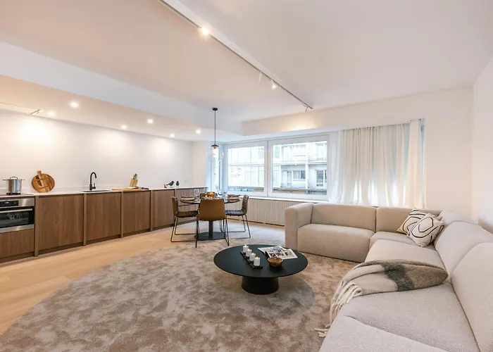 Modern And Spacious Design Apartment Nearby The Beach
